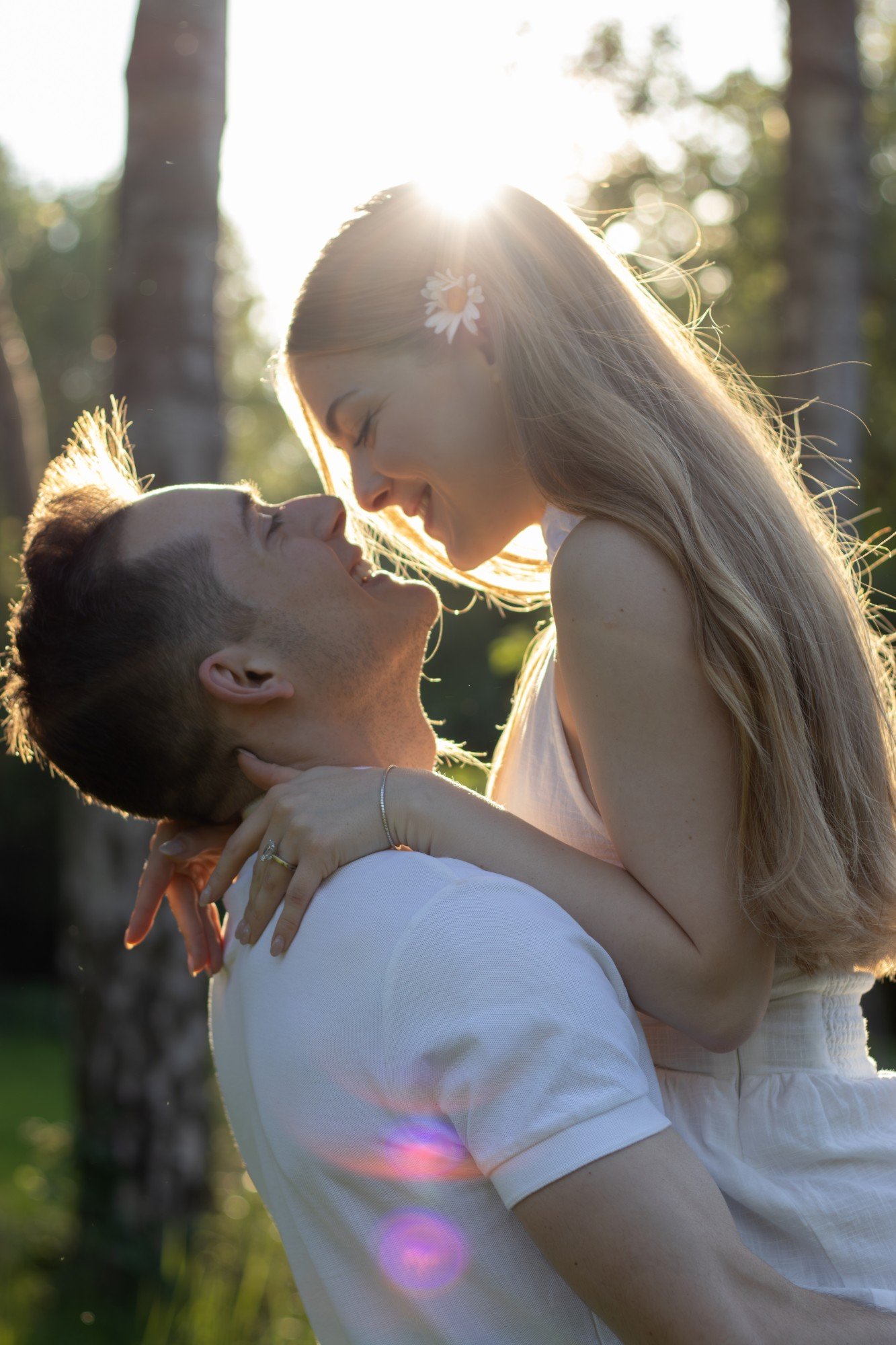 Yana en Guillaume lachend in gouden licht