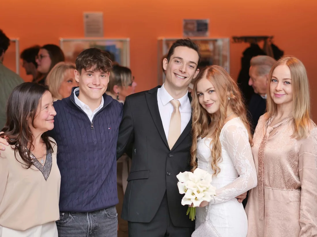 Yana en Guillaume met familie bij hun burgerlijk huwelijk