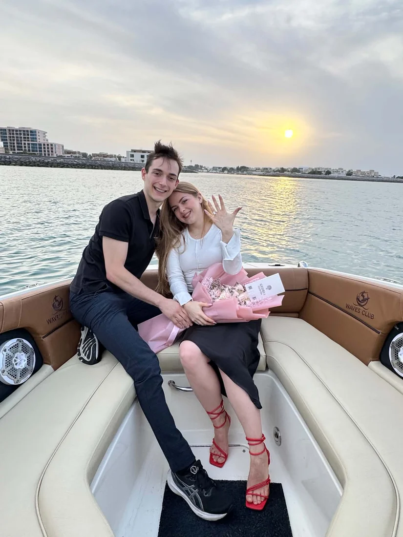 Yana en Guillaume op een boot in Abu Dhabi na het aanzoek