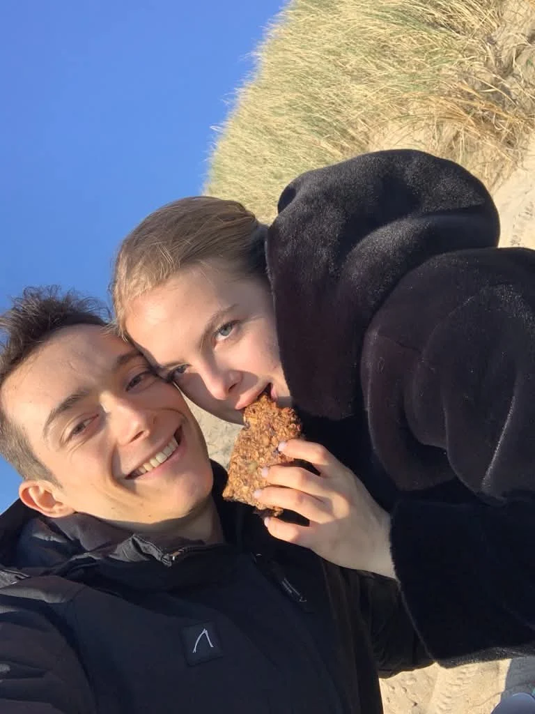 Yana en Guillaume in de duinen in januari 2021
